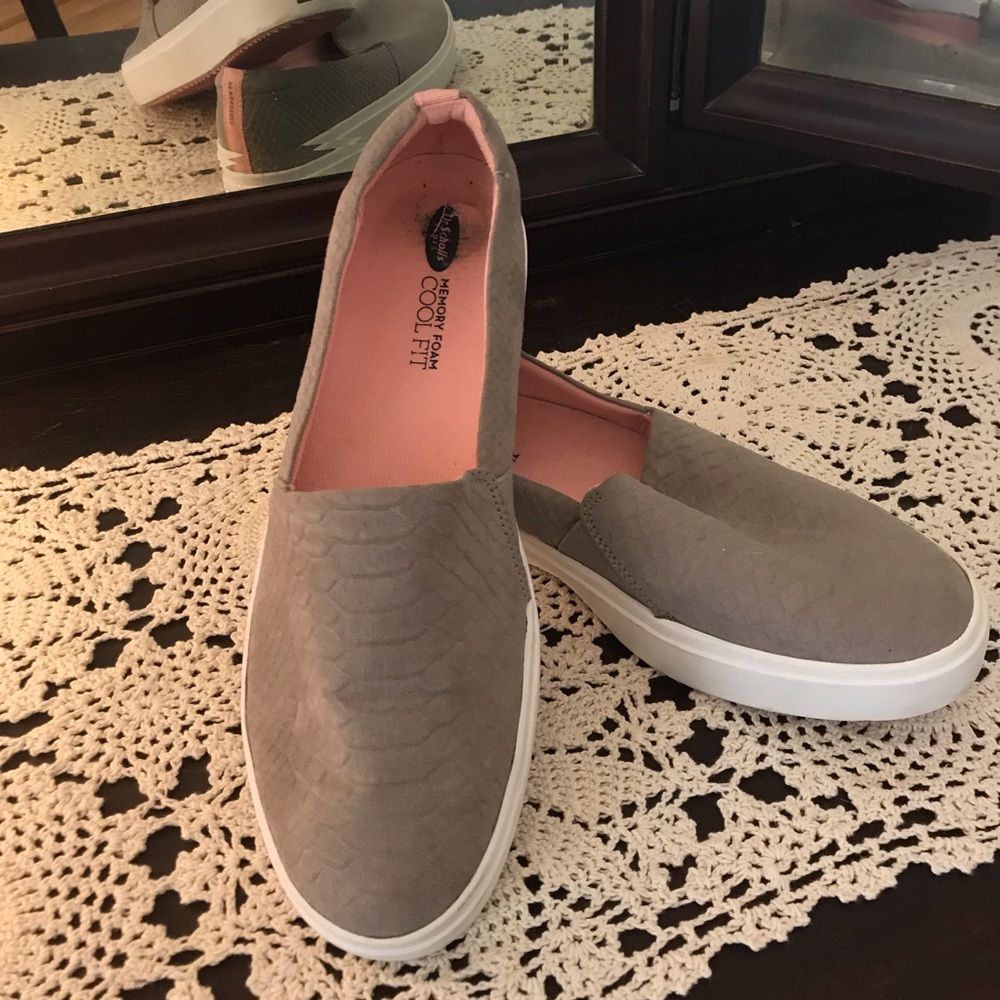 Like New “DR SCHOLLS” sneakers!